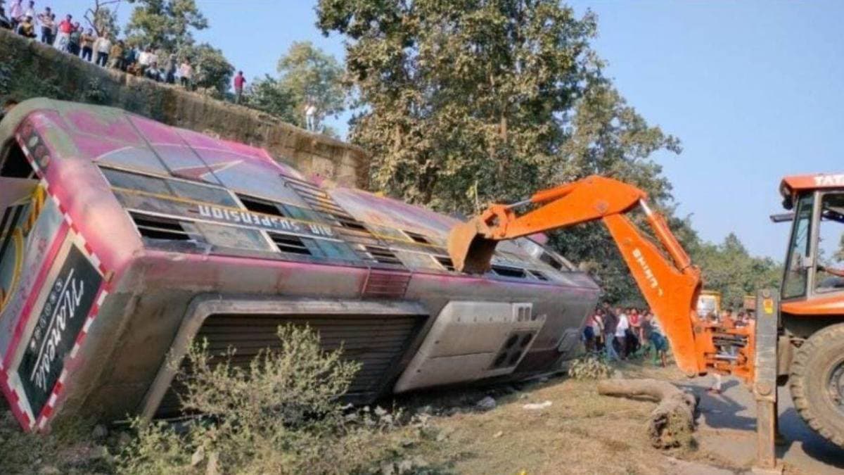 बिलासपुर में केंदा घाटी में गिरी बस, 2 सवारियों की मौत, 40 घायल; प्रयागराज जाने के लिए निकली थी