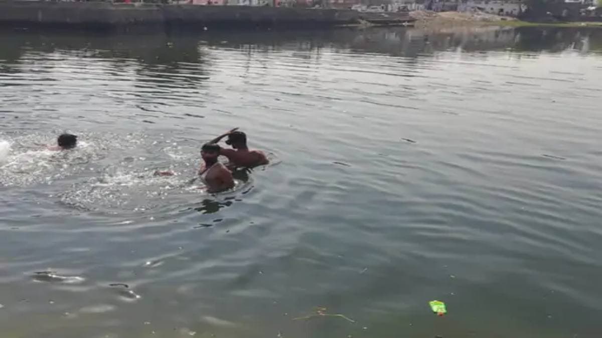 अस्थिविसर्जन करने गया परिवार नहर में डूबा; हाथ का इशारा देख फरिश्ता बना कार चालक, 8 में से 6 को बचाया