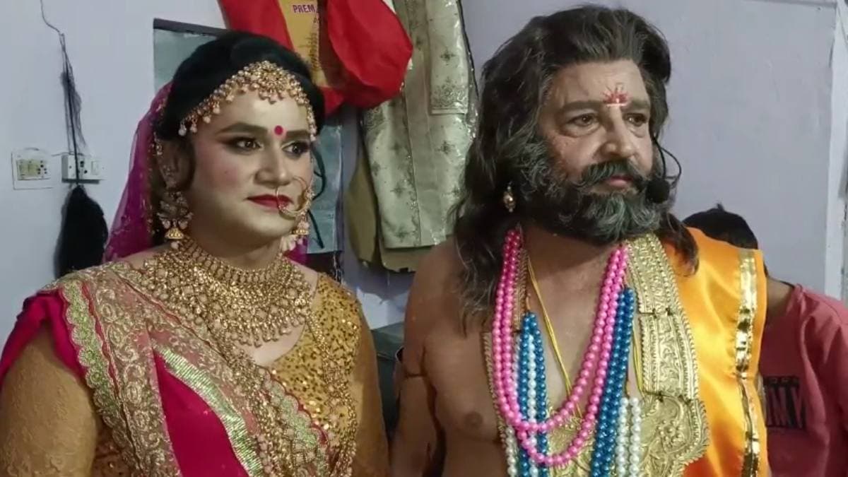 रामलीला के 'दशरथ' विधायक; 54 वर्षों से निभा रहे किरदार, बोले- मेरा दूसरा परिवार इससे अलग नहीं होना चाहता