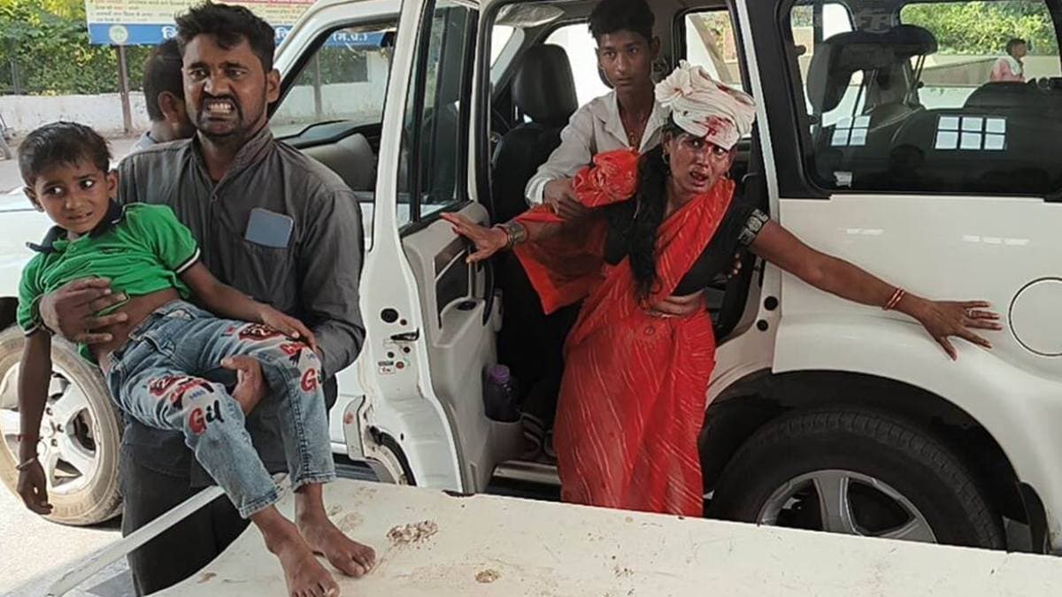PM मोदी के मंत्री के काफिले की कार ने बाइक को टक्कर मारी, पति-पत्नी समेत 4 घायल