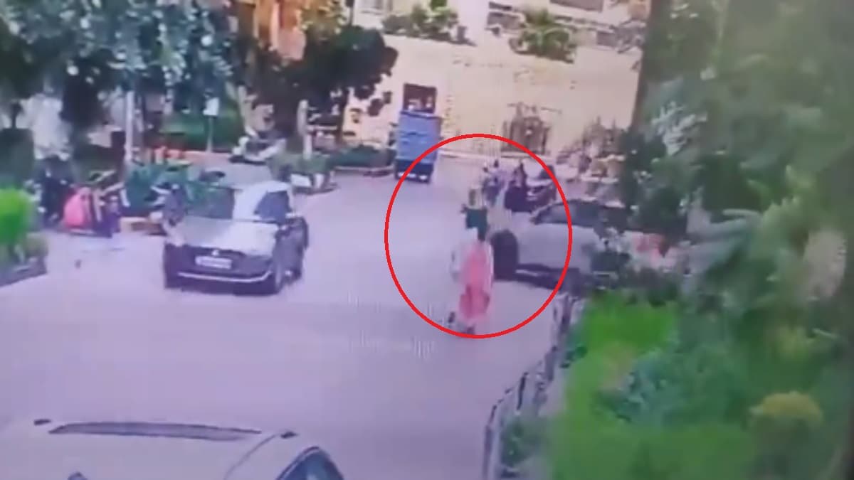 Watch Video: नोएडा की पॉश सोसायटी में टहल रही बुजुर्ग महिला को SUV ने कुचला, वायरल हुआ मौत का वीडियो