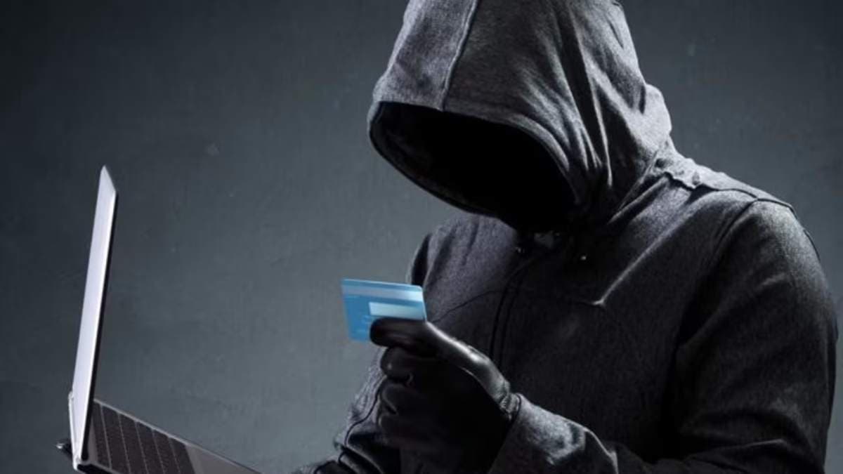 Online Scams: शख्स ने खुद को बताया बैंक कर्मचारी और महिला से ठग लिए 5.24 लाख रुपये