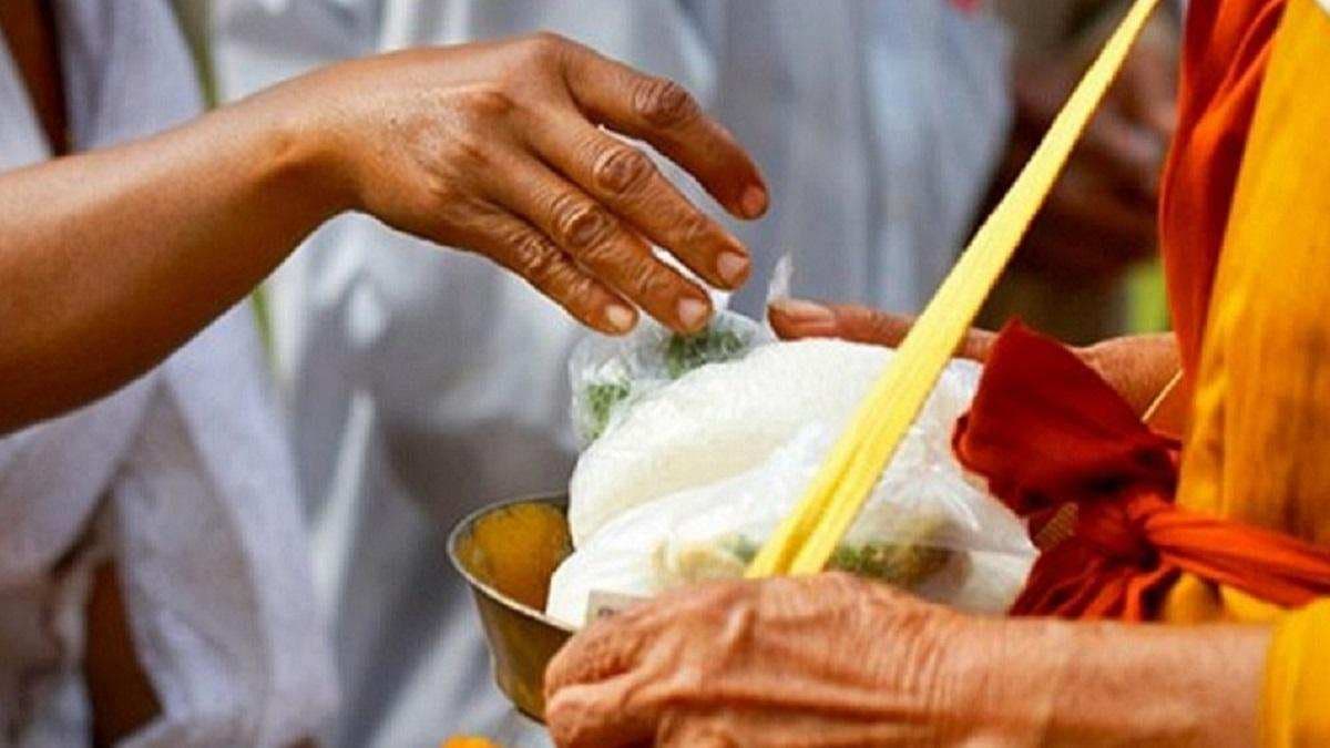 Pitru Paksha 2023 Daan: पितृ पक्ष में भूलकर भी ना करें 5 चीजों का दान, पितर हो जाते हैं नाराज