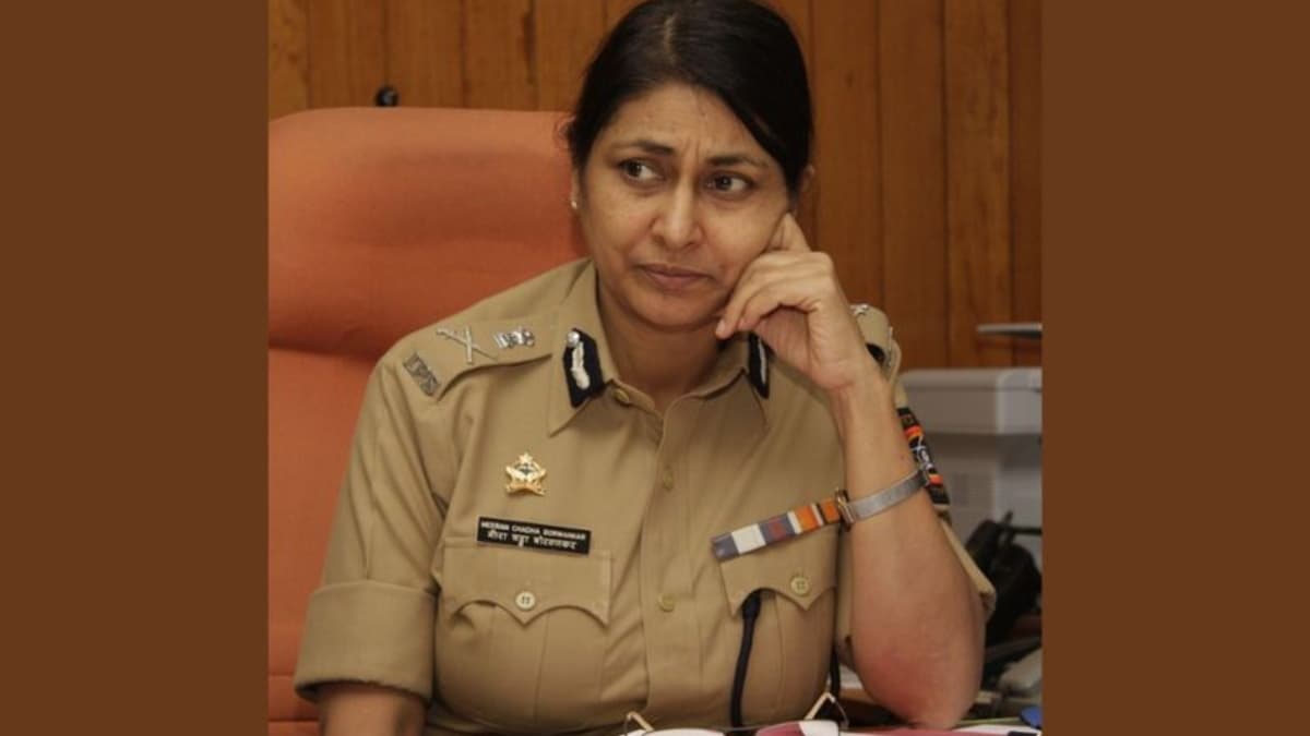 रिटायर्ड IPS मीरा बोरवणकर की किताब 'मैडम कमिश्नर' से मचा बवाल; 'पुणे के दादा मंत्री' पर लगाए गंभीर आरोप