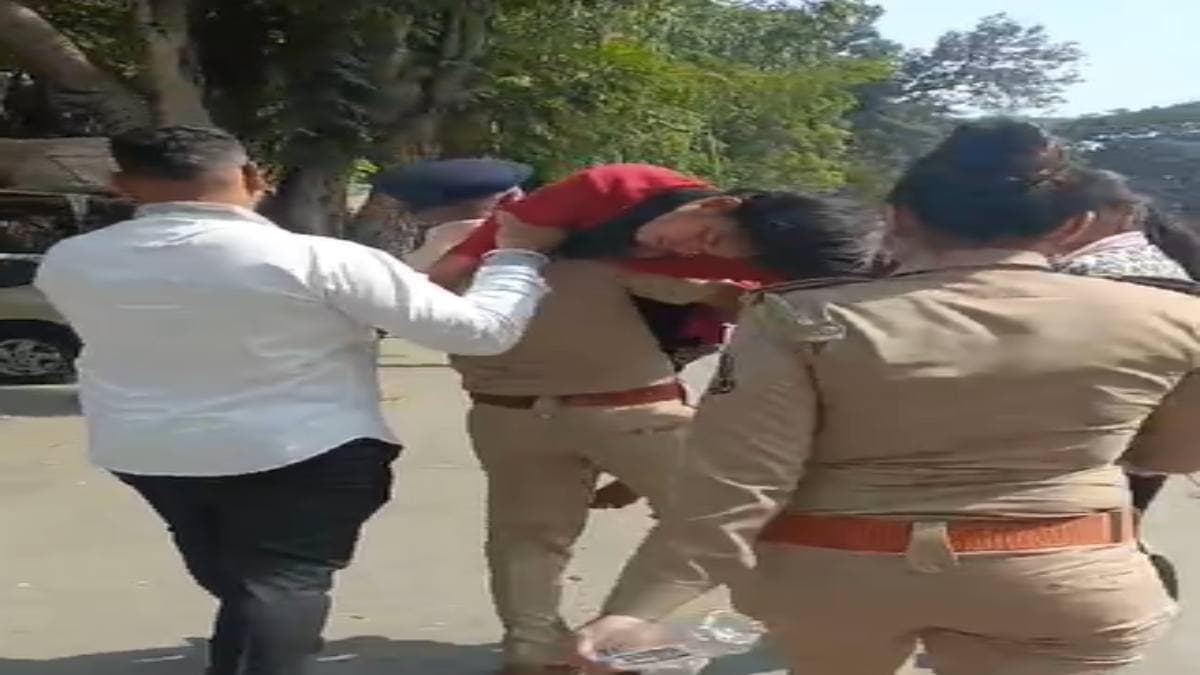 बहादुर पुलिसवाला! बेहोश हुई लड़की को कोर्ट की तीसरी मंजिल से कंधे पर उठाकर भागा, अस्पताल पहुंचाया
