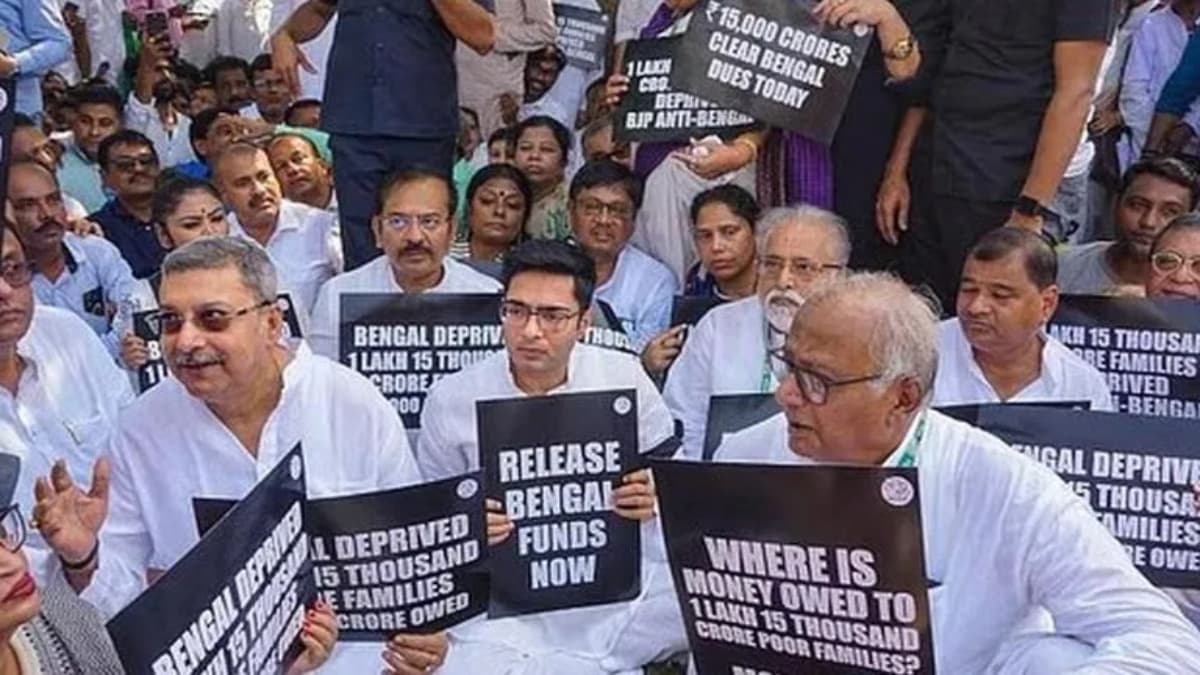 दिल्ली में प्रदर्शन कर रही टीएमसी, पश्चिम बंगाल में 1.32 लाख जॉब कार्ड फर्जी, करोड़ों का घोटाला: सुवेंदु