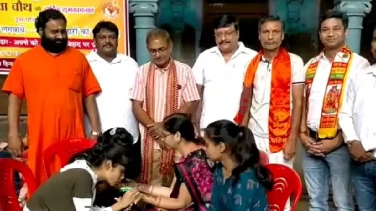 'हिंदू बहनों से ही लगवाएं मेहंदी, नहीं तो...', करवाचौथ से पहले पर्चे बांटकर हिंदू संगठन ने की अपील