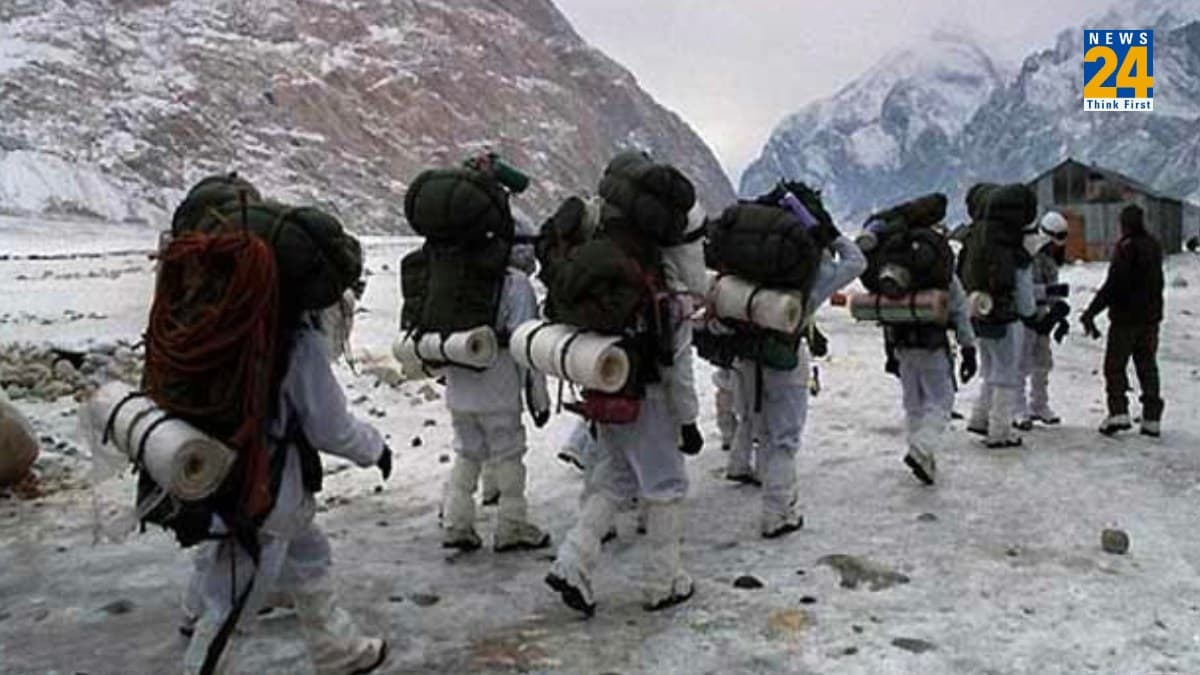 Kargil में माउंट कुन के पास बर्फ में दबे 40 जवान, एक शहीद; 3 की तलाश जारी