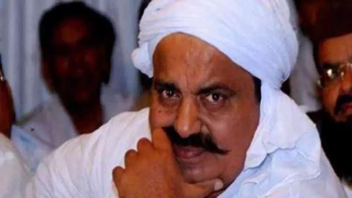 फिल्मी अंदाज में घोड़े पर सवार होकर आए 'माफिया अतीक के गुर्गे', किसान के मुंह में पिस्टल डालकर मांगी जमीन