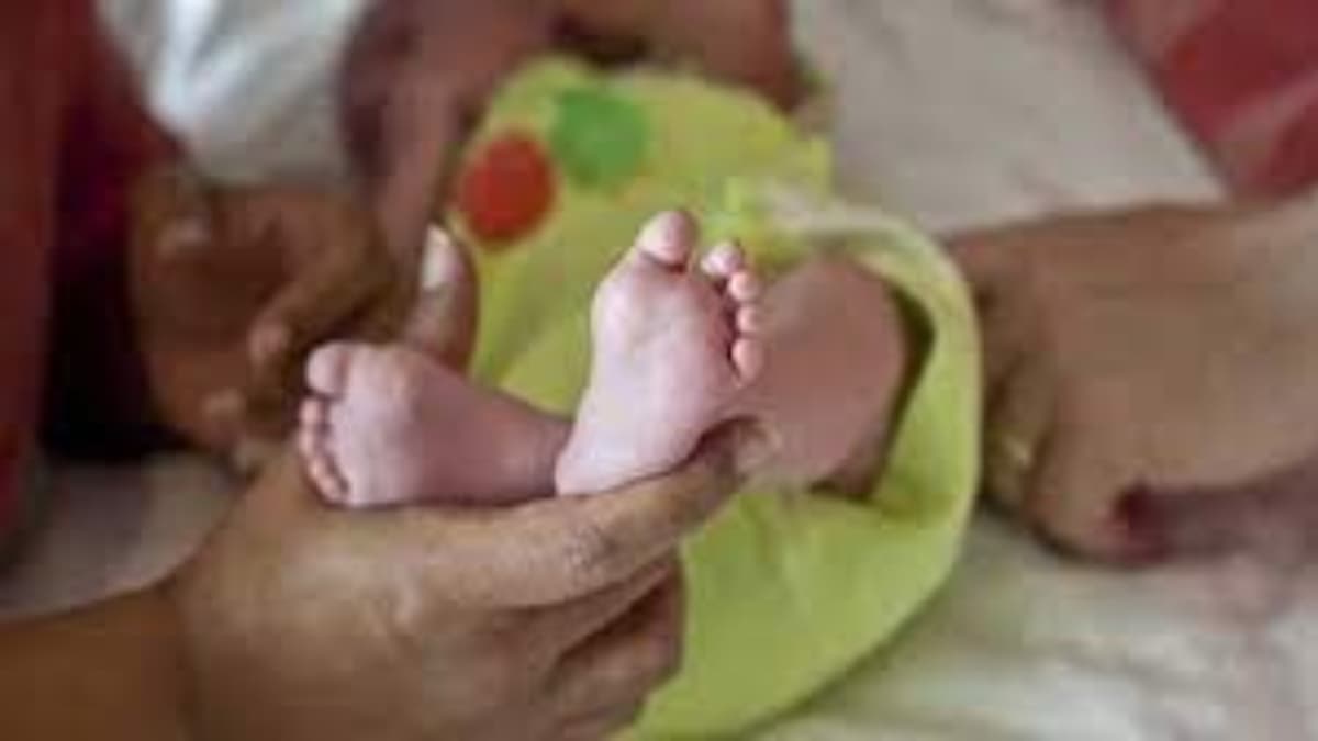 शर्मसार: मां ने पैदा होते ही बच्ची का 9 हजार में किया सौदा, विरोध करने पर पति की पिटाई करके फरार हुई पत्नी
