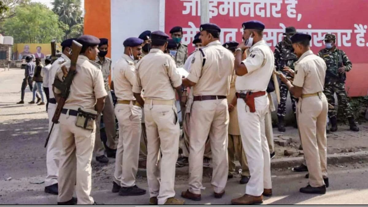 Bihar News: शराब तस्करी के आरोप में गिरफ्तार युवक की पुलिस हिरासत में मौत, ग्रामीणों ने थाने का किया घेराव