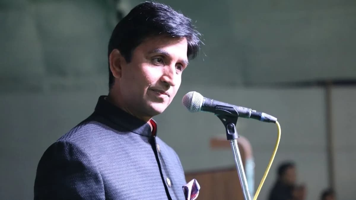 कुमार विश्वास के ट्वीट पर मजे ले रहे यूजर्स, डीजीपी को टैग कर किया था ट्वीट- 'क्या गोमती में बह गया है यूपी का लॉ एंड ऑर्डर'