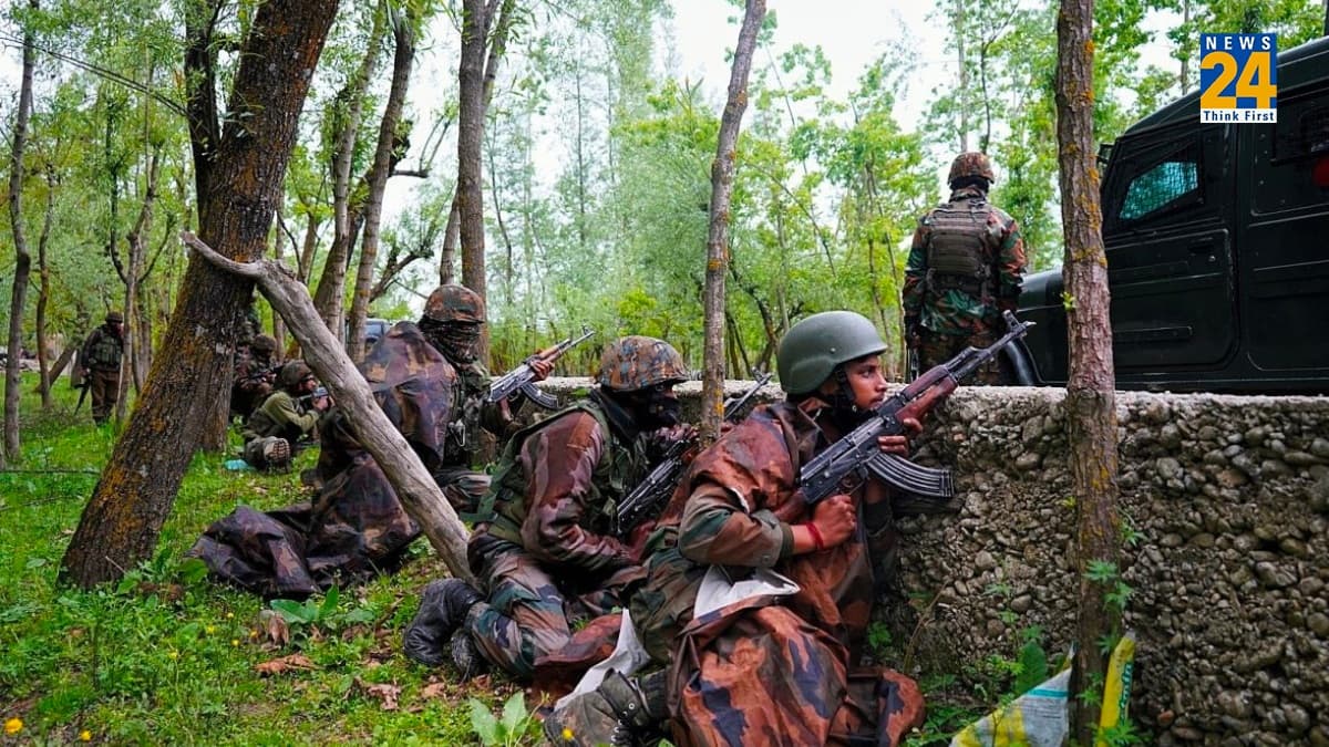 Shopian Encounter: सेना का सर्च ऑपरेशन जारी, ताबड़तोड़ फायरिंग के बीच दो आतंकी ढेर