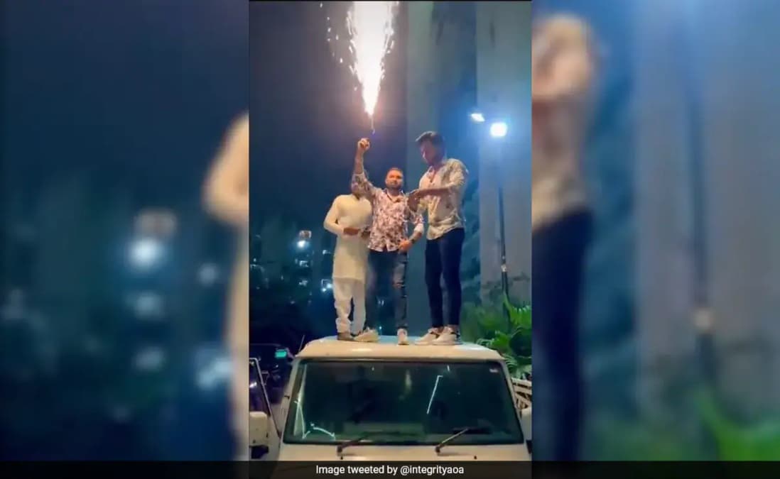 गाजियाबाद : बर्थ डे मना रहे 3 लोगों ने कार के ऊपर खड़े होकर फोड़े पटाखे, हवा में उड़ाए नोट, गिरफ्तार