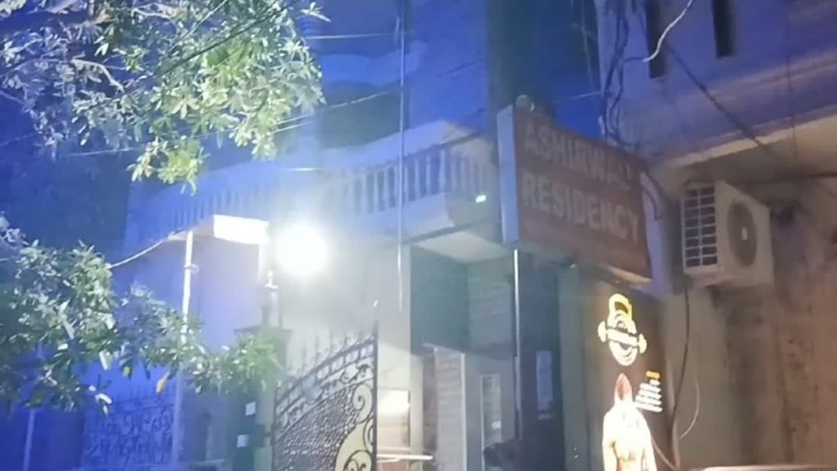 गाजियाबाद के होटल में पुलिस ने पकड़ा सेक्स रैकेट, सामने आईं युवतियों ने बताया कि कैसे होटल मालिक ने किया था मजबूर