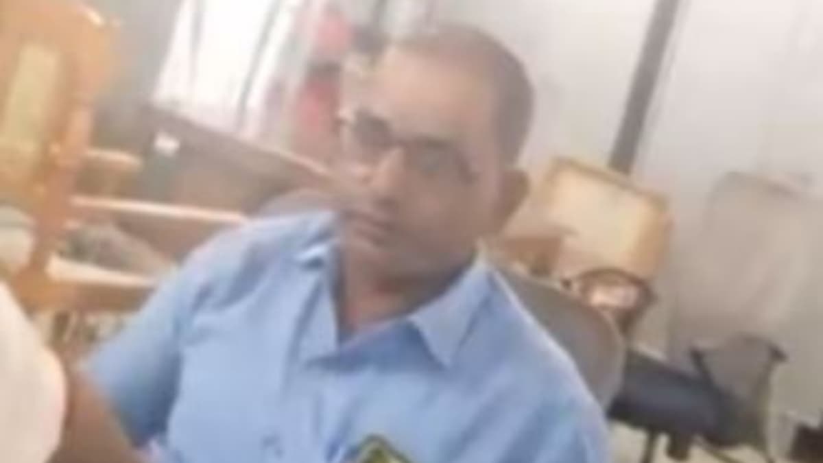 50 रुपये की रिश्वत लेते लेखपाल का वीडियो वायरल, बोला-'बोहनी तो कराओ'
