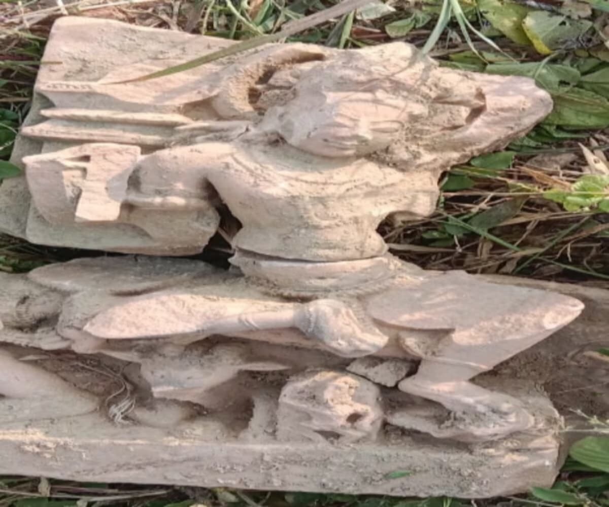 उत्तर प्रदेश में खेत की खुदाई में मिली हजारों साल पुरानी प्रतिमा, दर्शन करने को उमड़े श्रद्धालु