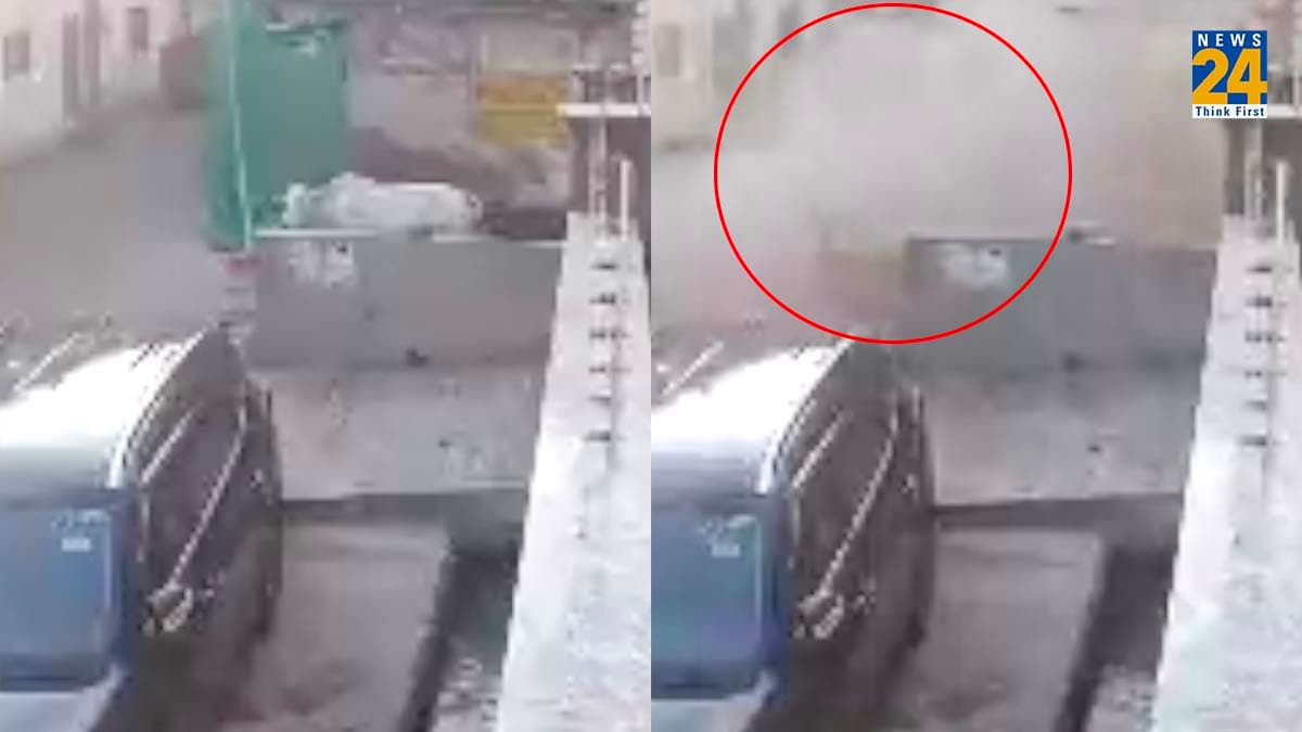 Watch Video: बंदरों ने गिराया मकान! छत पर कर रहे थे घमासान