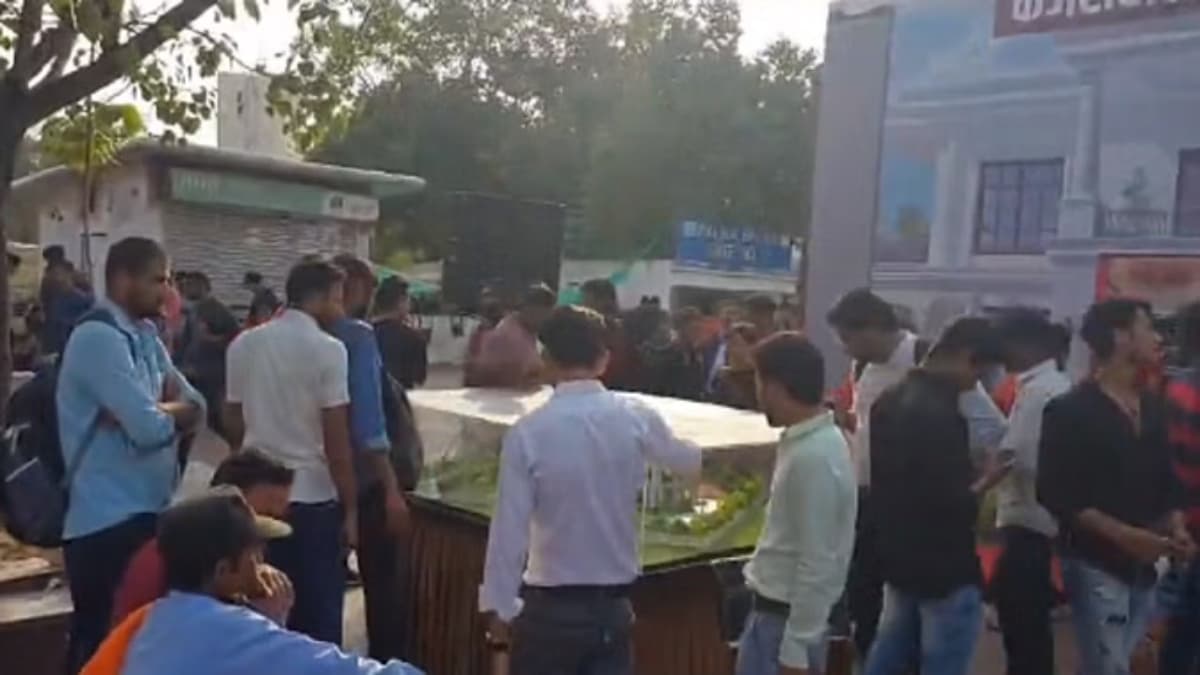 दिल्ली के कनॉट प्लेस में केजरीवाल के घर की एग्जीबिशन देखने उमड़े लोग, BJP अध्यक्ष बोले- CM के भ्रष्टाचारी होने के सबूत