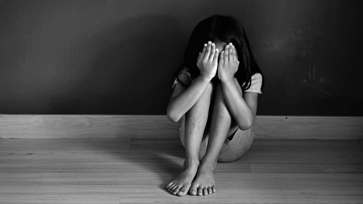 बिहार में नाबालिग से छेड़छाड़ करने वाला टीचर गिरफ्तार, बहलाकर स्कूल की छत पर ले गया था