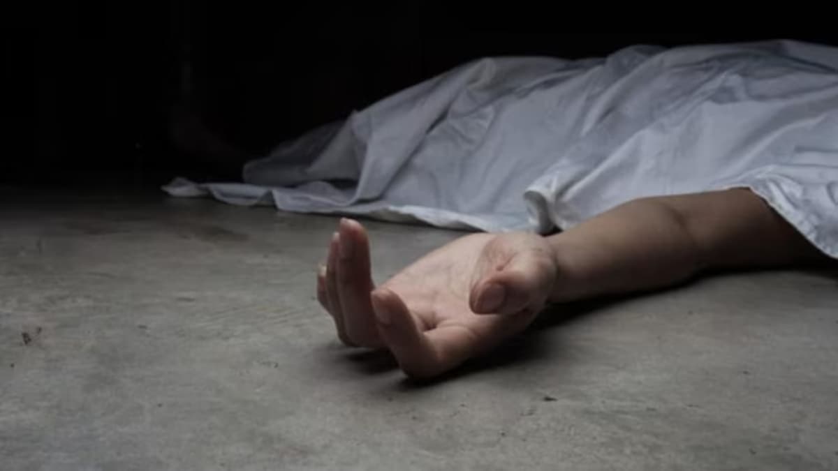 बीवी का धोखा बर्दाश्त न हुआ, पति ने घर में ही जहर पिया, पुलिस बोली- बच्चे का तो सोच लिया होता