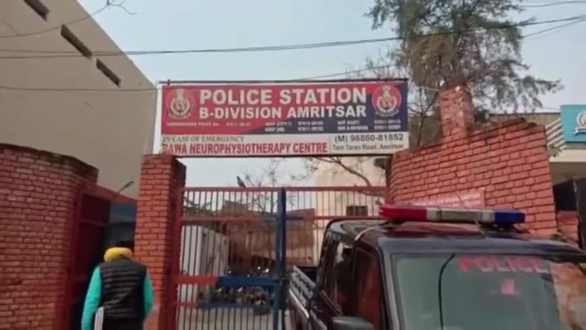 बुआ की शर्मनाक हरकत, एक बेड पर दोस्त करता रहा भतीजी से रेप, दूसरे पर वो ब्वॉयफ्रेंड के साथ थी मस्त