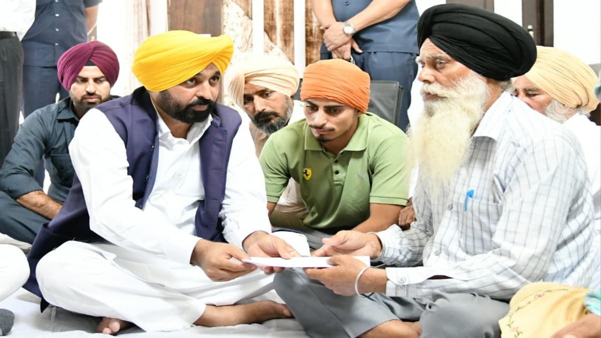 शहीद परविन्दर सिंह के घर पहुंचे सीएम मान, गांव में प्रतिमा लगाने का ऐलान किया, एक करोड़ का चेक दिया