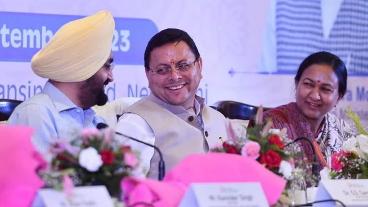 UAE से लौटे उत्तराखंड CM पुष्कर धामी, बोले- 54 हजार करोड़ के MoU साइन करके आया हूं