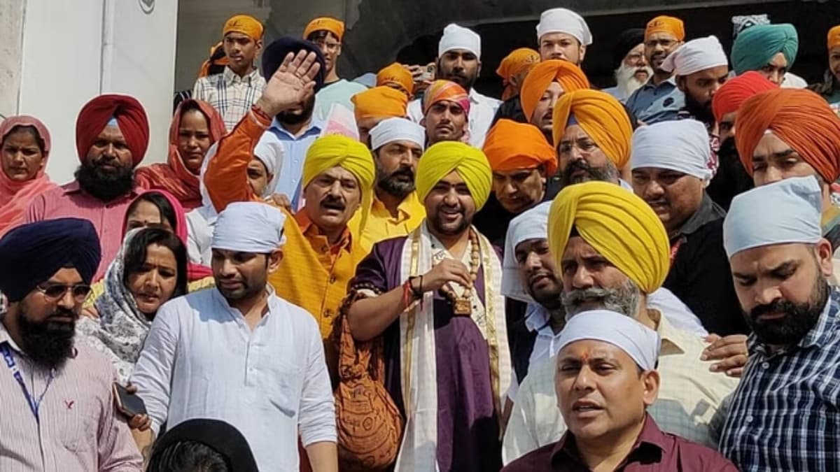 बाबा बागेश्वर धाम ने श्री हरमंदिर साहिब में माथा टेका, पीली पगड़ी पहने नजर आए, बोले- आशीर्वाद बना रहे