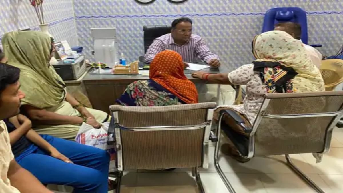 एक ऐसा डॉक्टर जो रविवार को फ्री में करते हैं 25 गांव के लोगों का इलाज, कहते हैं-परिवार से पैसे नहीं लेते