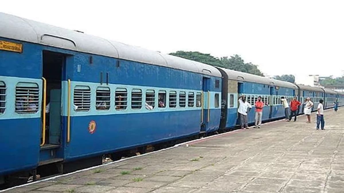 फरिशता बना RPF जवान, जान पर खेलकर बचाई 'जान', उतरते समय गिर गया था युवक