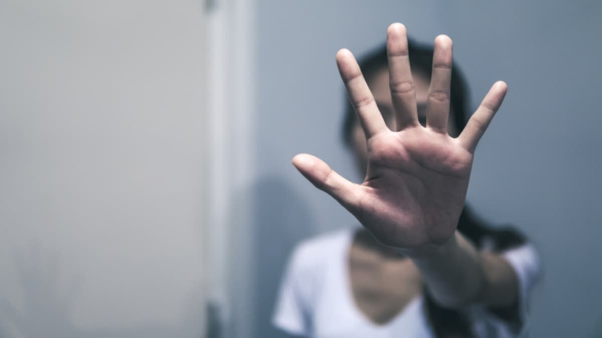 वो मुझ पर गंदी नजर रखते, साथ सोने का दबाव बनाते... 18 साल की लड़की ने पुलिस को बताई पिता की शर्मनाक हरकतें