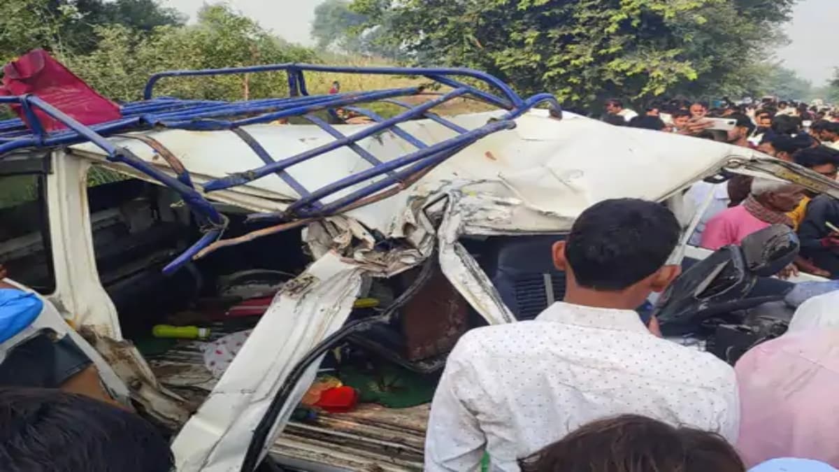 बदायूं में स्कूल बस और वैन की टक्कर, 2 बच्चों समेत 3 की मौत, 16 बच्चे गंभीर घायल