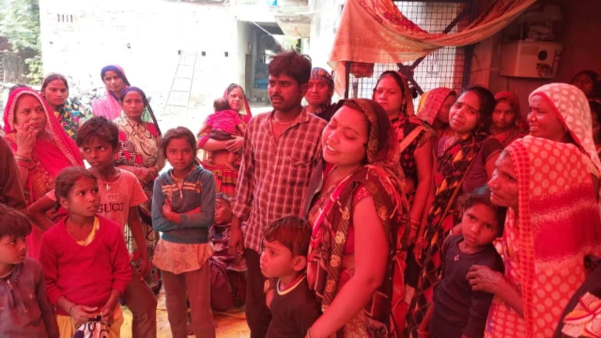 Road Accident: बाराबंकी में तेज रफ्तार डंपर ने ट्रैक्टर में मारी जोरदार टक्कर, तीन की मौत