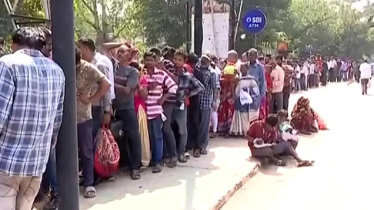 गजब का ऑफर! 2 दो हजार रुपये के 10 नोट बदलवाओ, 300 रुपए मिलेंगे