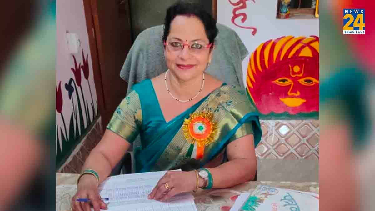 Mathura: टीचर के जाने पर बिलख-बिलख कर रोए बच्चे, बोले- मैडम अच्छा पढ़ाती हैं, निलंबन वापस लें