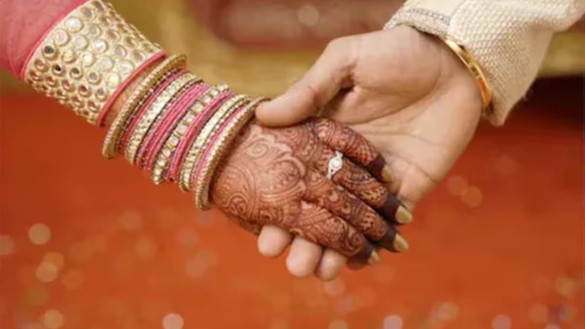 ये कैसी सजा! प्रेमी जोड़े ने शादी की तो पहले पीटा, फिर जबरन बाल कटवाए, अर्धनग्न करके गांव से निकाला