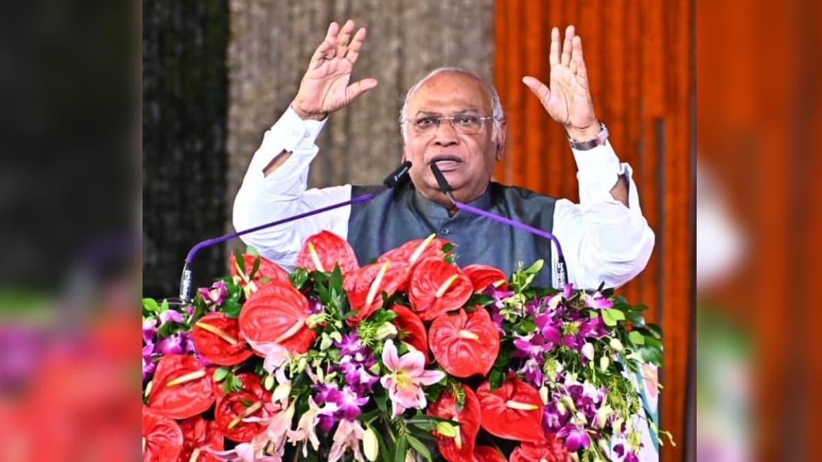 भरोसे के सम्मेलन में रायपुर पहुंचे कांग्रेस अध्यक्ष खड़गे, लगाया जय जोहार जय छत्तीसगढ़ महतारी का नारा