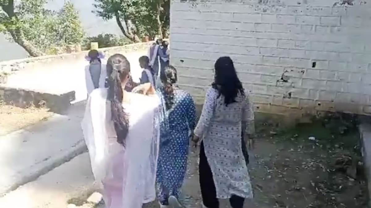 स्कूल में अचानक अजीबोगरीब हरकतें करने लगीं छात्राएं, स्टाफ में मचा हड़कंप, मां-बाप भी दौड़े आए...जांच में सच आया सामने