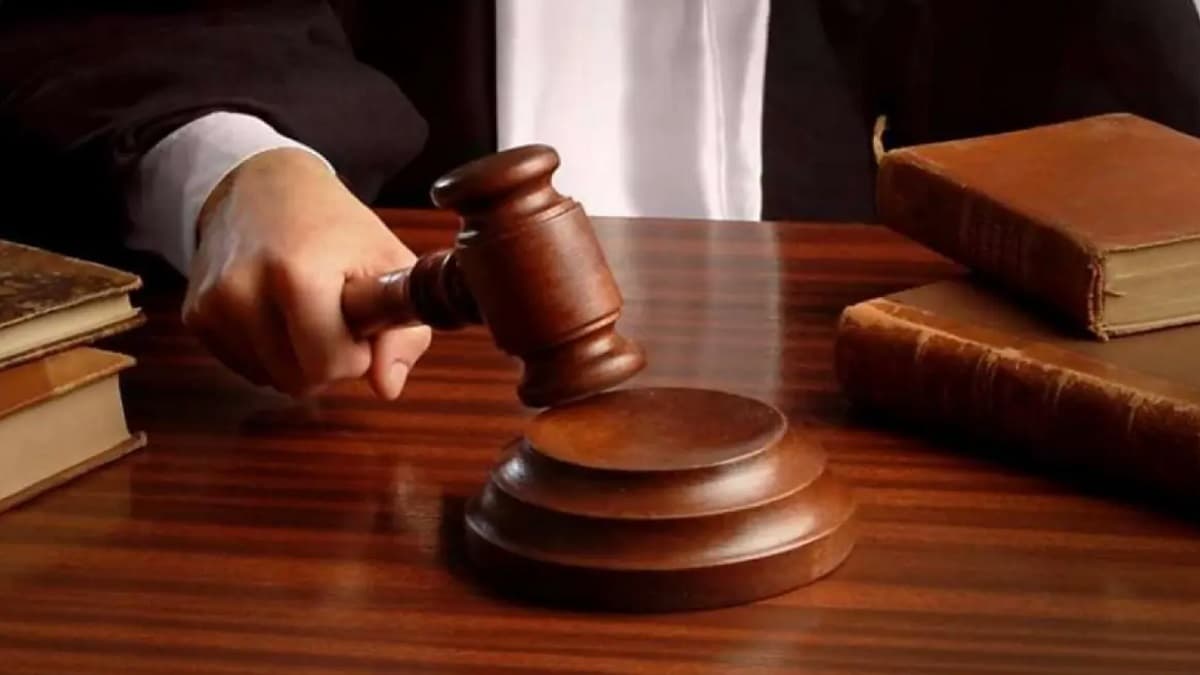 पति के मनपसंद रंग की साड़ी नहीं पहनती थी महिला, शादी के 8 माह बाद ही तलाक तक पहुंची नौबत