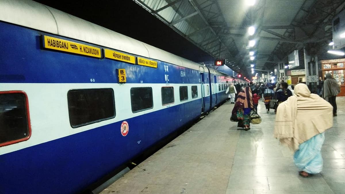यात्रीगण ध्यान दें! 31 अक्टूबर तक रद्द रहेंगी 42 ट्रेनें, शताब्दी-मेमू भी नहीं दौड़ेंगी, यहां देखें लिस्ट