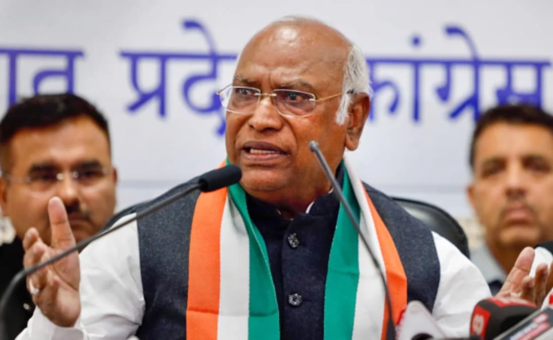 मल्लिकार्जुन खड़गे ने पीएम मोदी को लिखा पत्र, 'सरकारी मशीनरी के घोर दुरुपयोग' का लगाया आरोप