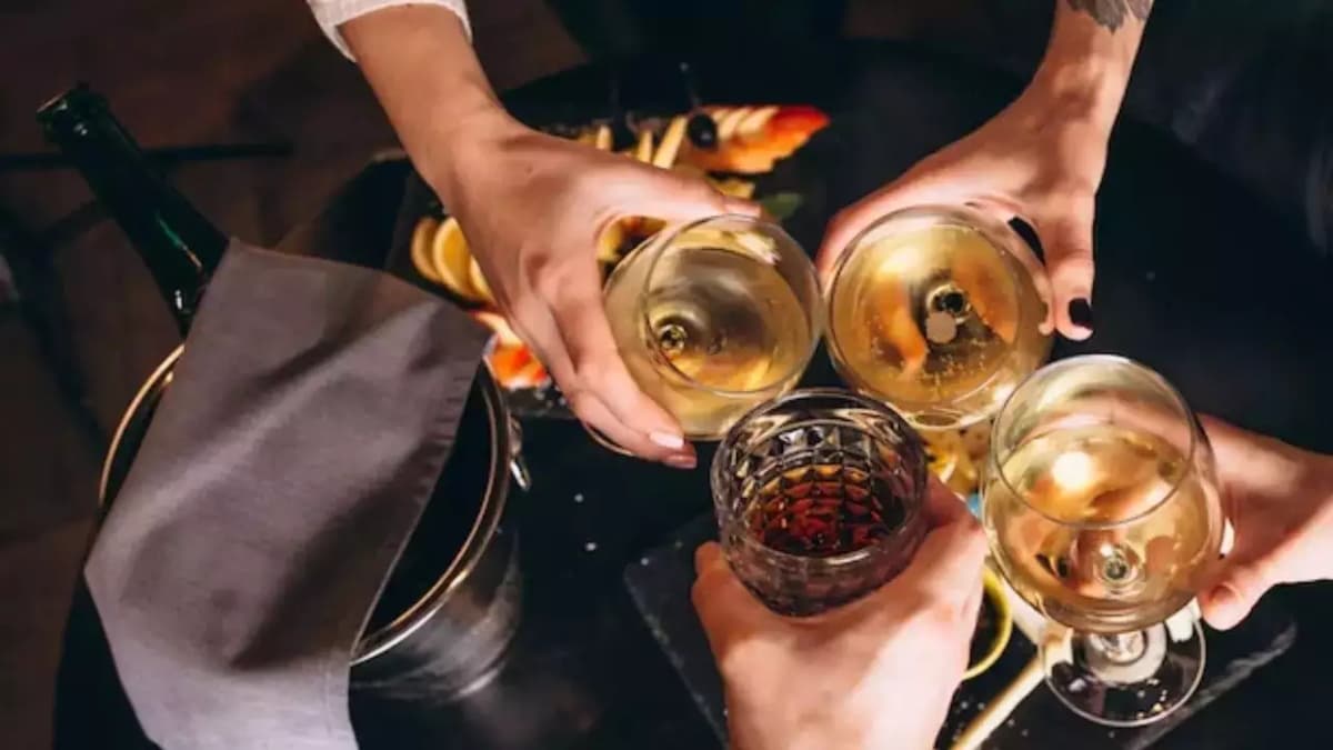 1 नवंबर से 'बार, लाउंज और कैफे' में शराब पीना होगा महंगा, सरकार ने VAT में की 5 प्रतिशत की बढ़ोतरी