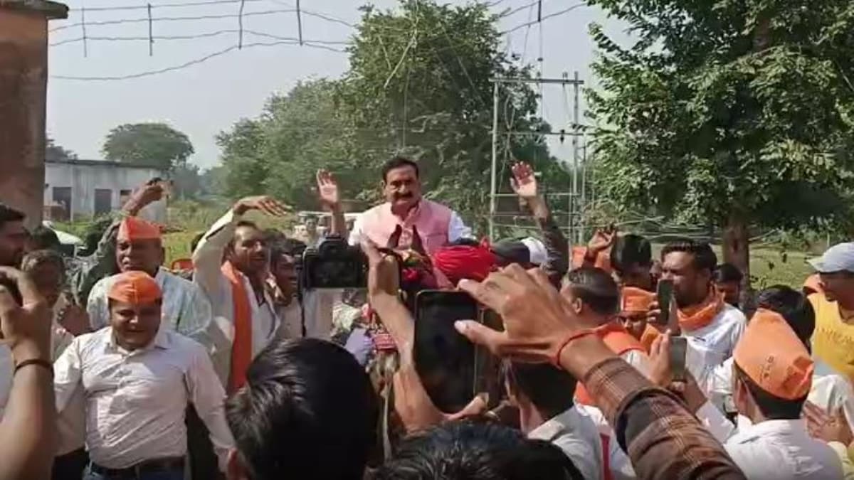 MP Election: नरोत्तम मिश्रा का अनोखा अंदाज, गृह मंत्री ने घोड़े पर सवार होकर किया चुनाव प्रचार