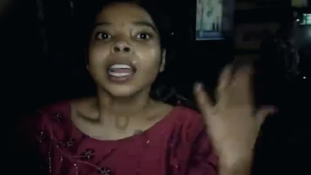 नशेबाज लड़कियों का बीच सड़क पर हंगामा, पत्रकार के साथ की बदतमीजी, मूकदर्शक बनी रही पुलिस