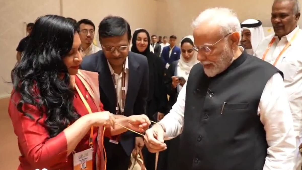 P-20 सम्मेलन:  मेक्सिको सीनेट की अध्यक्ष ने PM मोदी को बांधी राखी, सिर पर हाथ रखकर दिया आशीर्वाद, देखें वीडियो
