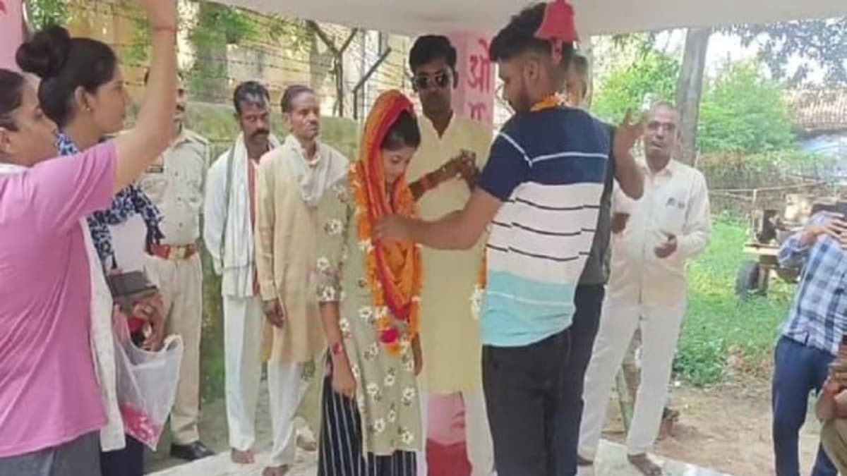'जब थाना बना शादी का मंडप और पुलिसकर्मी बने बराती', 1 साल पति-पत्नी बनने का इंतजार कर रहे प्रेमी युगल की ऐसे हुई शादी
