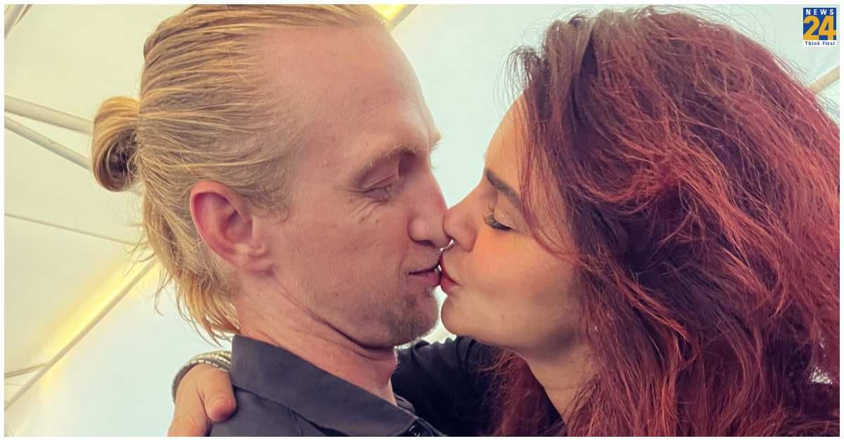 टीवी की मशहूर Naagin Aashka Goradia के दिया अपने पहले बेबी को जन्म, हॉस्पिटल से सामने आई मां और बच्चे की पहली फोटो