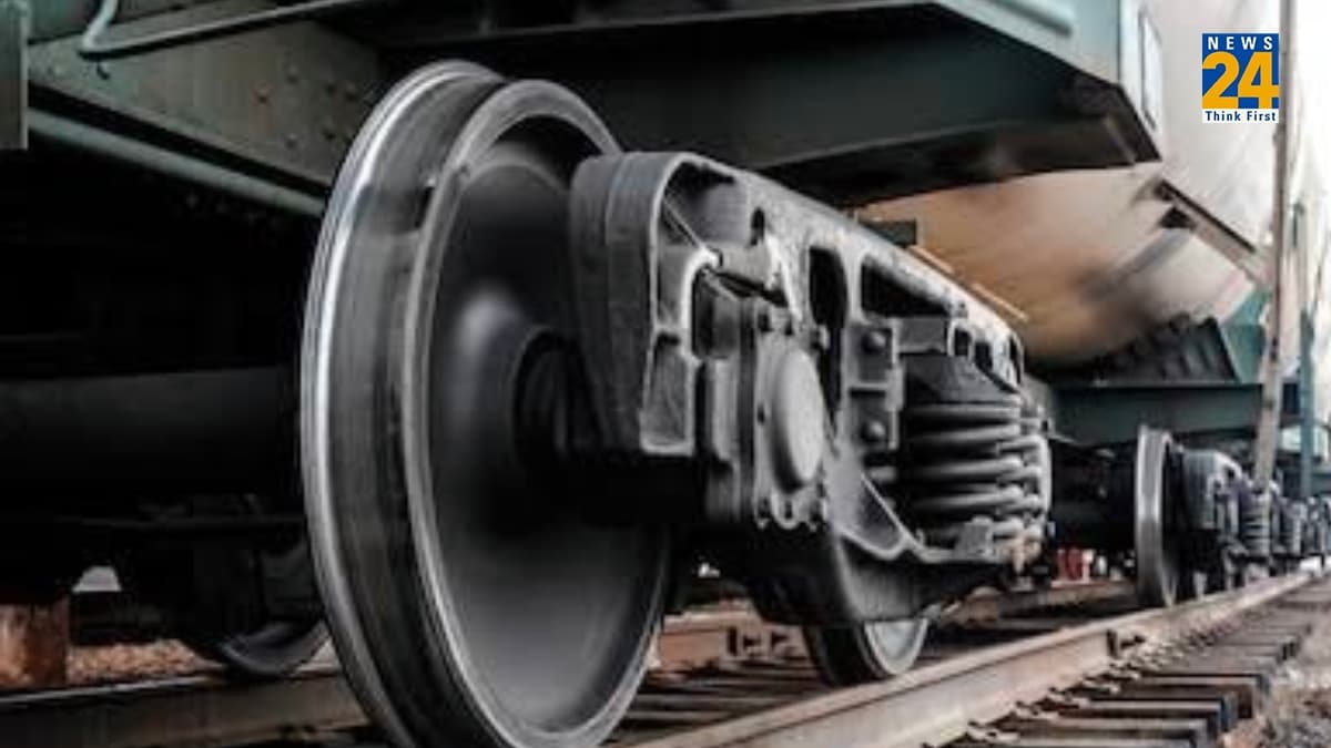 Train derail: 'ट्रेन की फुल स्पीड, सिग्नल की गड़बड़ी'...पटरी से आखिर क्यों उतर जाती है ट्रेन?
