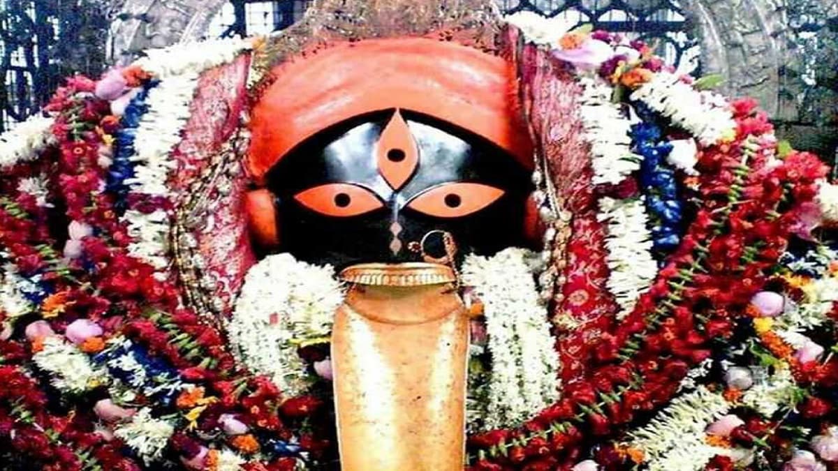 मांस-मछली का भोग, दिन में 4 बार आरती...200 साल पुराने मां काली के मंदिर की अनोखी परंपराएं